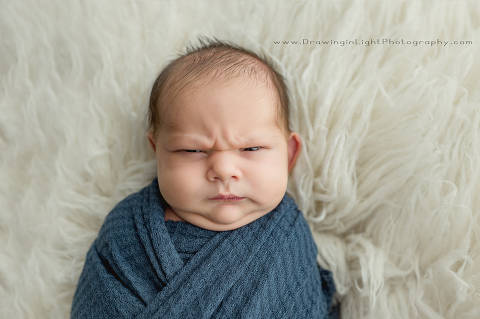 Ensaio fotográfico do recém-nascido Trent Mundy, que viralizou na internet pelas expressões 'mau-humoradas'