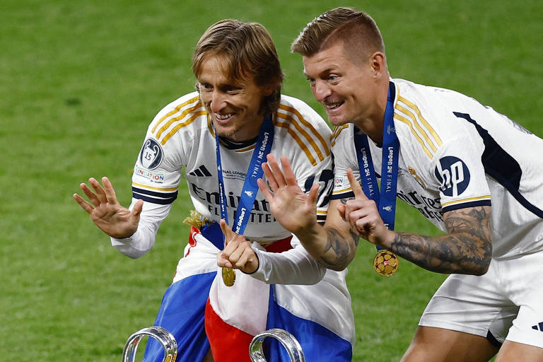 Luka Modric e Toni Kroos comemoram após sexta conquista individual na Champions League.