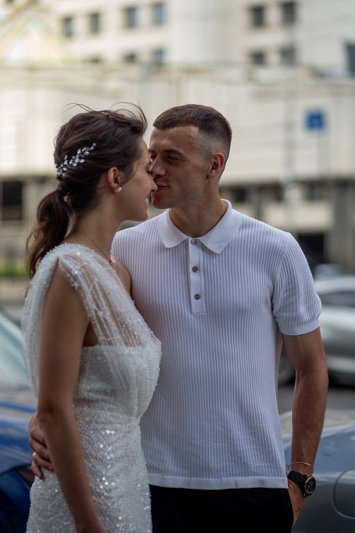 A empresária Elisa Panchenko e o marido, o jogador de futebol Karas Danilo Andriiovitch, se beijam após se casarem em Kiev, na Ucrânia
