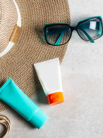 Sunscreen products on grey background, flat lay. Spring and summer protection against the Sun. (Foto:Manuta/Adobe Stock)