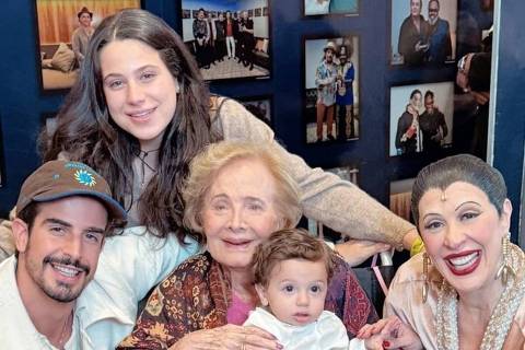 Gloria Menezes assiste à peça 'Tarsila, a Brasileira'