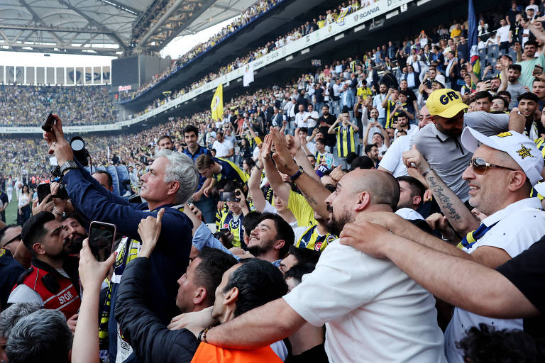 José Mourinho é apresentado como técnico do Fenerbahçe em estádio lotado