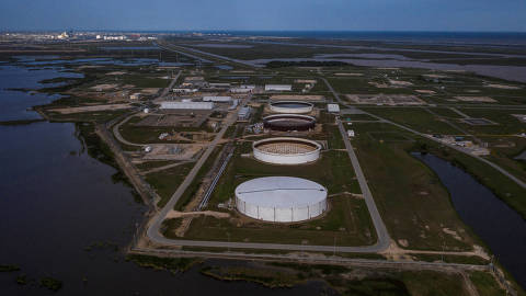 FILE PHOTO: The Bryan Mound Strategic Petroleum Reserve, an oil storage facility, is seen in this aerial photograph over Freeport, Texas, U.S., April 27, 2020.  REUTERS/Adrees Latif/File Photo ORG XMIT: FW1
