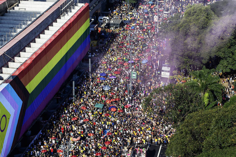 Vista aérea mostra Masp decorado com bandeira LGBT e movimentação na Paulista