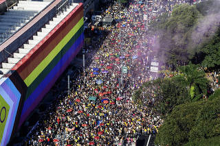 28 Parada do Orgulho LGBTQIA+ na Av Paulista. Participantes ocupam av Paulista  durante 28 Parada do Orgulho LBGTQIA+ .