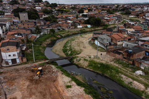 CAMAÇARI,BA - 25-08-2023 - Obras paradas e projetos antigos são 43% do Novo PAC ? Fotografia aérea do rio Camaçari com obras de saneamento básico em execução. (Foto: Rafael Martins/ Folhapress) *** EXCLUSIVO ***