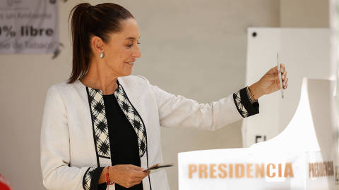 Claudia Sheinbaum, presidential candidate of the ruling MORENA party, casts her ballot at a polling station during the general elections, in Mexico City, Mexico June 2, 2024. REUTERS/Daniel Becerril ORG XMIT: LIVE