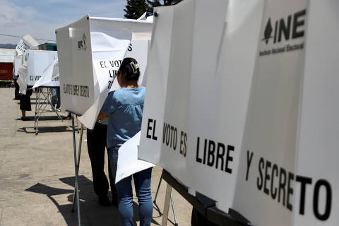 People vote at a polling station on the day of general elections, in San Andres Larrainzar, Mexico, June 2, 2024. REUTERS/Jacob Garcia ORG XMIT: GGGTBR01