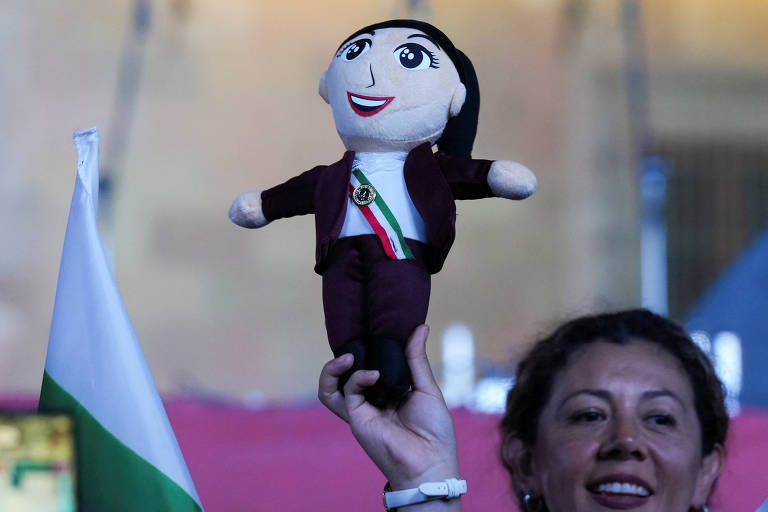 Apoiador segura boneca representando a candidata presidencial mexicana Claudia Sheinbaum, na praça Zocalo, na Cidade do México