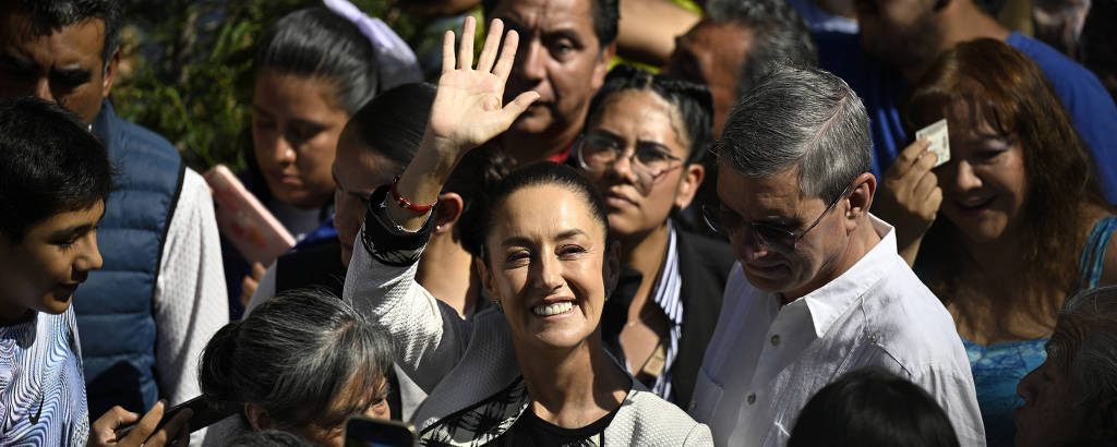 Claudia Sheinbaum chega em centro de votação na Cidade do México