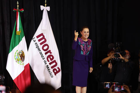 (240603) -- CIUDAD DE MEXICO, 3 junio, 2024 (Xinhua) -- La candidata a la Presidencia de México, Claudia Sheinbaum, reacciona ante simpatizantes y representantes de los medios de comunicación en un hotel en la Ciudad de México, capital de México, en las primeras horas del 3 de junio de 2024. La científica y política mexicana, Claudia Sheinbaum, candidata en las elecciones presidenciales de México por la coalición Sigamos Haciendo Historia, celebró la madrugada del lunes su victoria, después de que el Instituto Nacional Electoral diera a conocer el resultado del conteo rápido de los votos, en los que aparece a la cabeza con un rango de entre el 58,3 y el 60,7 por ciento. (Xinhua/Li Mengxin) (vf) (ce)