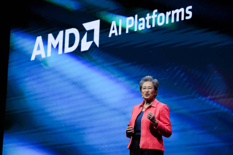Uma pessoa está em pé no palco diante de um grande fundo azul com o logotipo da AMD e as palavras "AI Platforms", indicando uma apresentação ou conferência sobre plataformas de inteligência artificial.