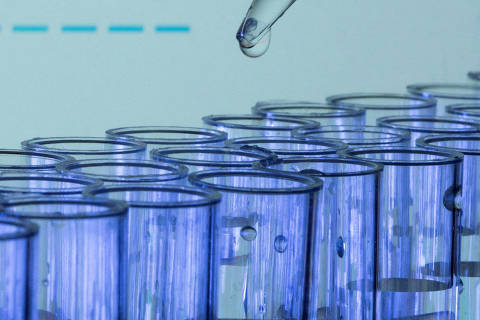 FILE PHOTO: Test tubes are seen in front of a displayed Moderna logo in this illustration taken, May 21, 2021. REUTERS/Dado Ruvic/Illustration/File Photo ORG XMIT: FW1