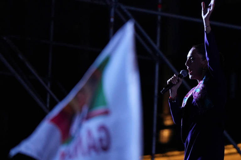 Claudia Sheinbaum discursa para apoiadores na praça Zócalo, na Cidade do México, após órgão eleitoral anunciar projeção de sua vitória