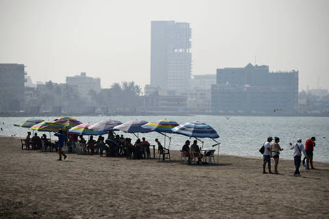 Tourists visit the beach on a hot spring day amid a nationwide drought and heat waves that have sent temperatures soaring across much of the country, in Veracruz, Mexico, May 21, 2024. REUTERS/Yahir Ceballos ORG XMIT: GGGYCE05