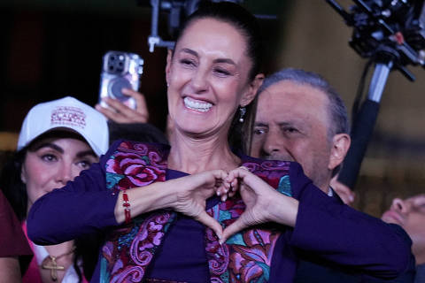 Presidential candidate of the ruling Morena party Claudia Sheinbaum, gestures to her supporters after winning the presidential election, at Zocalo Square in Mexico City, Mexico June 3, 2024. REUTERS/Alexandre Meneghini ORG XMIT: LIVE