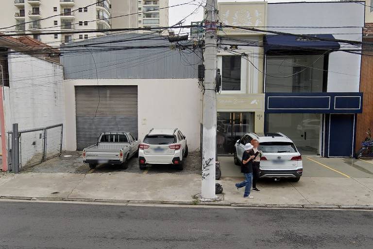 Fachada da clínica de estética, na cor creme, localizada na rua Doutor Jesuíno Maciel, no Campo Belo, zona sul de São Paulo