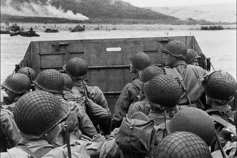 Soldados americanos se aproximam da praia designada como Utah no início da invasão do Dia D