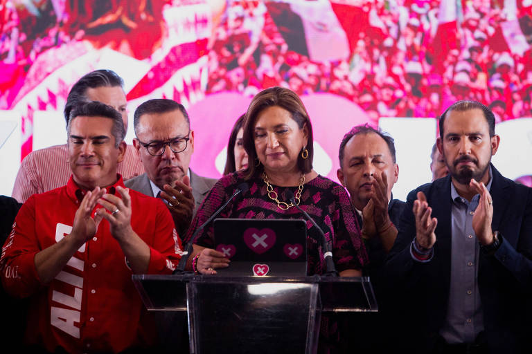 A candidata da oposição à Presidência do México, Xóchitl Gálvez, discursa para apoiadores na Cidade do México após votação ser encerrada; ao seu lado, presidentes do PRI (de vermelho) e do PAN (de blazer preto)