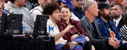NEW YORK, NEW YORK - APRIL 22: Record producer Benny Blanco (L) and actor Selena Gomez (R) attend the game between the New York Knicks and the Philadelphia 76ers in Game Two of the Eastern Conference First Round Playoffs at Madison Square Garden on April 22, 2024 in New York City. NOTE TO USER: User expressly acknowledges and agrees that, by downloading and or using this photograph, User is consenting to the terms and conditions of the Getty Images License Agreement.   Sarah Stier/Getty Images/AFP (Photo by Sarah Stier / GETTY IMAGES NORTH AMERICA / Getty Images via AFP)