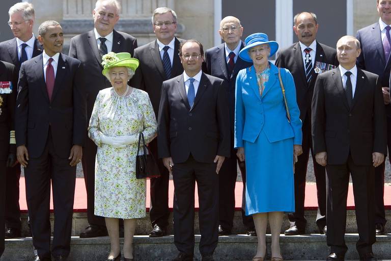 Na primeira fila da festa os 70 anos do Dia D, o então presidente americano Barack Obama, a rainha Elizabet 2ª, o francês François Hollande, a rainha Margrethe da Dinamarca e Putin, em Bénouville (França)