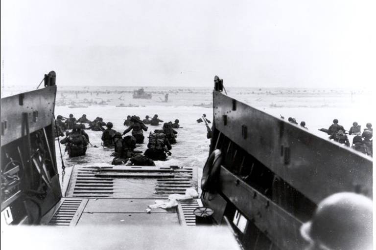 Barcaça de desembarque próxima de praia da Normandia