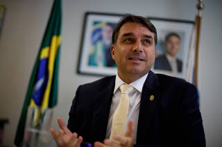 O senador Flávio Bolsonaro durante entrevista à Folha