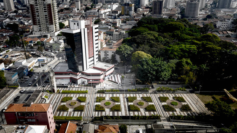 Imagem aérea mostra uma praça e prédios 