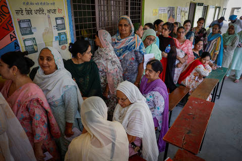 Voters stand in a queue to cast their votes at a polling station during the seventh and last phase of the general election, at a village in Firozpur district, Punjab, India, June 1, 2024. REUTERS/Adnan Abidi ORG XMIT: PPP-DEL210