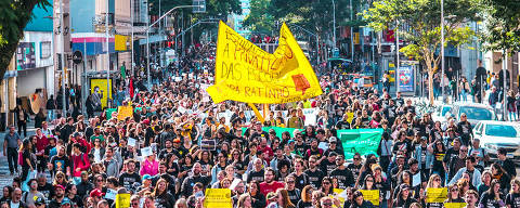 Ato no Centro de Curitiba organizado pela APP-Sindicato (Sindicato dos Trabalhadores em Educação Pública do Paraná) contra projeto de lei da gestão Ratinho Junior (PSD), nesta segunda-feira (3)