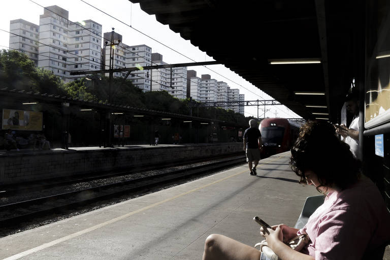 Perto da estação Piqueri da CPTM, na zona norte, expansão de moradias ilustra crescimento da ocupação perto dos trilhos em áreas próximas às bordas do centro expandido