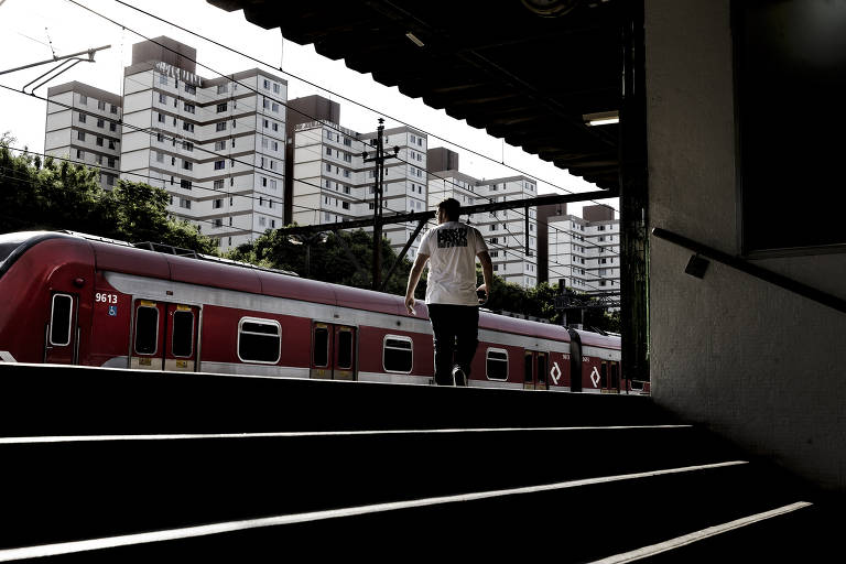 Perto da estação Piqueri da CPTM, na zona norte, expansão de moradias ilustra crescimento da ocupação perto dos trilhos em áreas próximas às bordas do centro expandido