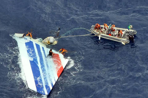 Parte do avião da Air France que fazia o voo 447 é retirado do mar em 8 de junho de 2009; acidente matou 228 pessoas  Foto: Marinha do Brasil / AFP