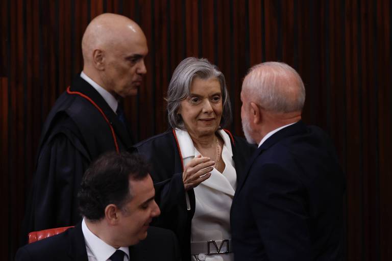 Cármen Lúcia toma posse como presidente no TSE e se 'esquece' de encerrar solenidade; veja vídeo