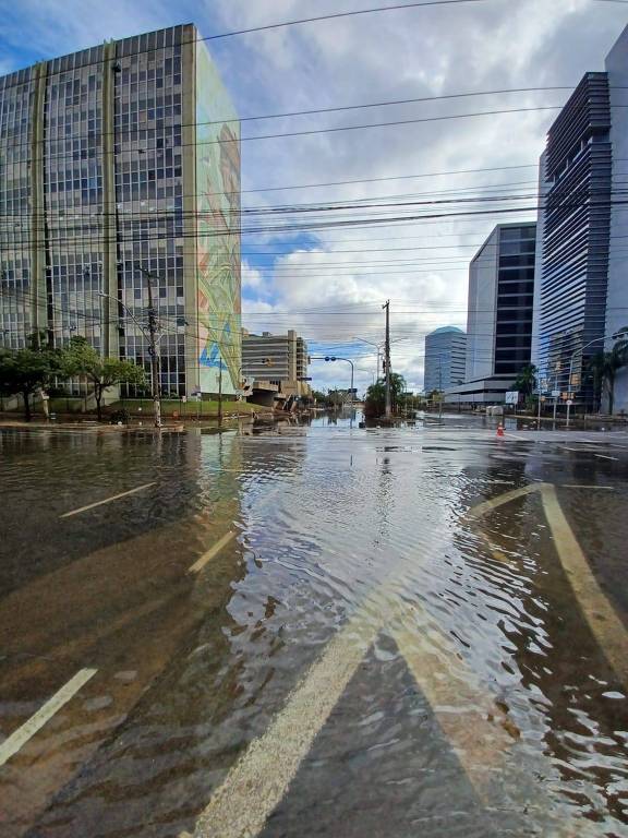 Trecho da avenida Praia de Belas, em Porto Alegre, novamente inundada após a nova elevação do nível do lago Guaíba acima da cota de inundação