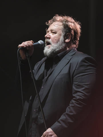 (230618) -- VALLETTA, June 18, 2023 (Xinhua) -- Oscar-winning actor Russell Crowe sings at the concert in Valletta, Malta, on June 17, 2023. (Photo by Jonathan Borg/Xinhua)