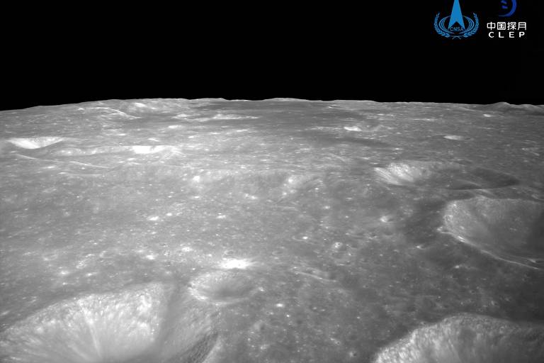 Crateras no solo lunar em imagem feita pela sonda chinesa Chang'e 6
