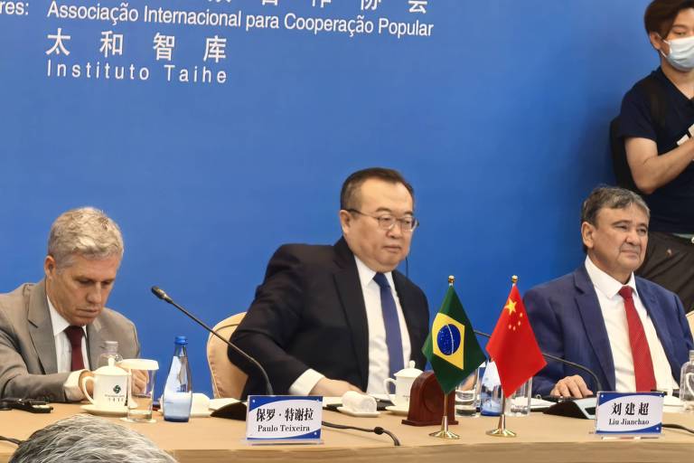 Liu Jianchao, chefe do Departamento Internacional do PC da China, entre os ministros Paulo Teixeira (Desenvolvimento Agrário) e Wellington Dias (Desenvolvimento Social) durante fórum em Pequim, em 4 de junho de 2024