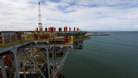 Press members and workers gather at Anita Garibaldi Floating Production, Storage and Offloading vessel (FPSO), chartered by Brazil's state-run oil company Petrobras to be operated in Campos Basin, at a shipyard in Aracruz, Espirito Santo state, Brazil April 24, 2023. REUTERS/Ricardo Moraes ORG XMIT: GGGRJO18