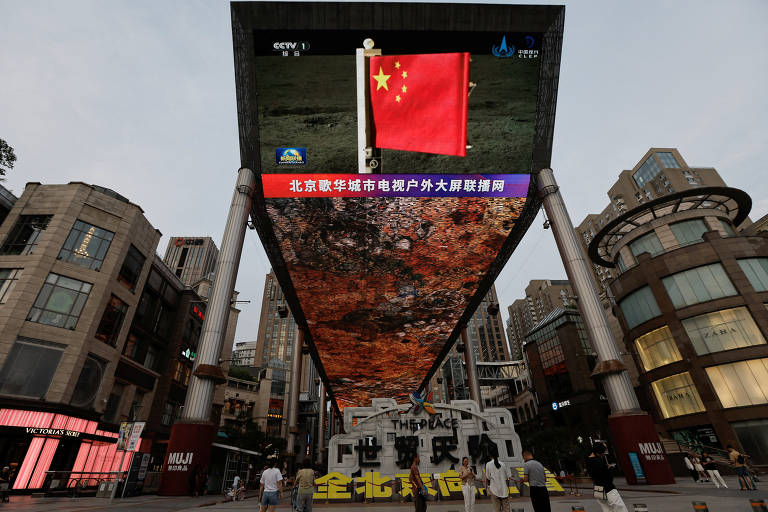 Tela em Pequim exibe imagem de bandeira da China presa à sonda Chang'e 6, que pousou no lado afastado da Lua 