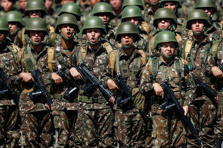 Militares participam de evento em celebração do Dia do Soldado, em Brasília