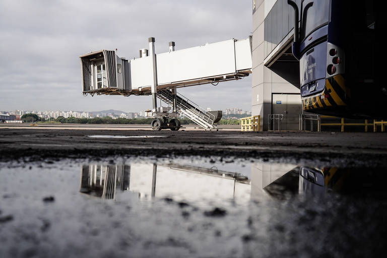 Após um mês do início das chuvas, local ainda tem pontos de alagamento e lama