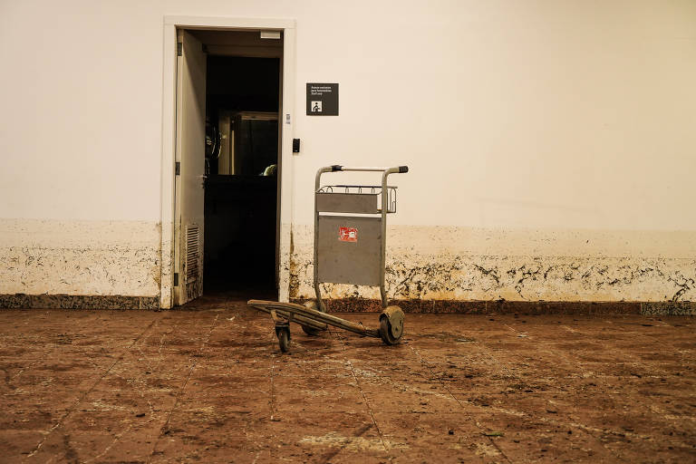 Após um mês do início das chuvas, local ainda tem pontos de alagamento e lama