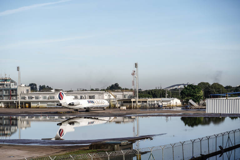 Apesar da limpeza e tentativa de drenagem da água no local, aeroporto ainda precisa de reparos