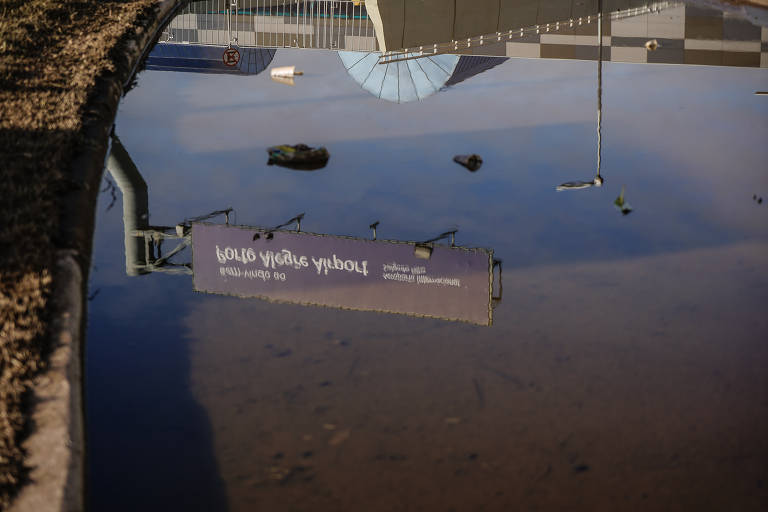 Após um mês do início das chuvas, local ainda tem pontos de alagamento e lama