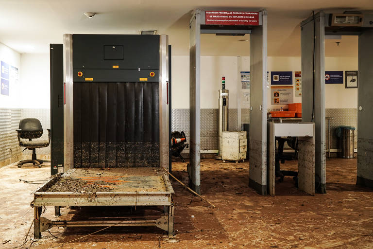 Raio-X do aeroporto ainda possui marcas de lama e sujeira da chuva