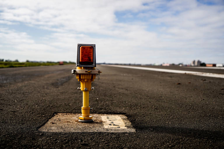 Nos campos laterais à pista a água ainda está acumulada, e a vegetação que era verde está queimada ou escurecida