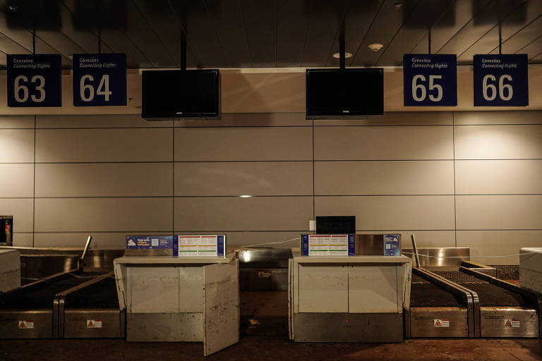 Área de despache de bagagem danificada pela água