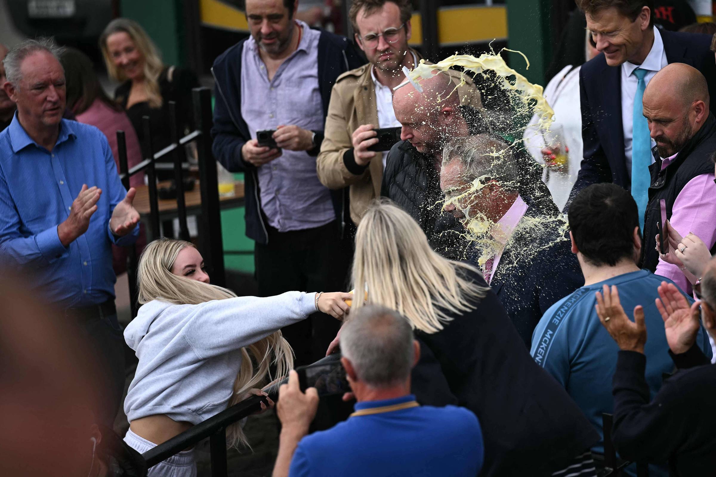 Woman throws soda at Nigel Farage in United Kingdom – 06/04/2024 – World