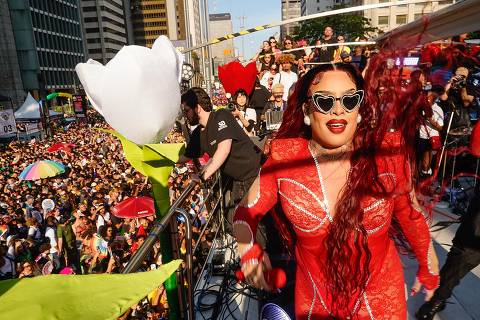 A cantora Gloria Groove se apresenta na Parada do Orgulho LGBT+